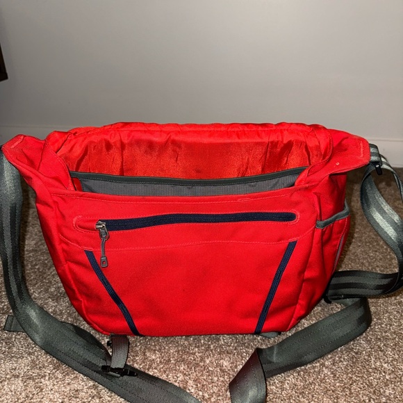 Patagonia Black Hole Messenger Bag - Red - Picture 4 of 6